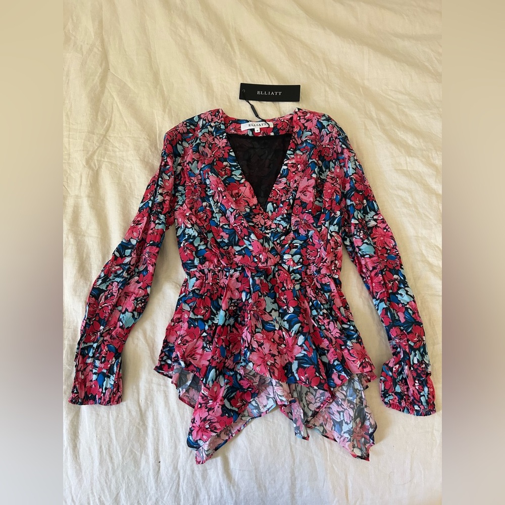 Elliatt Floral V-Neck Blouse, SZ small